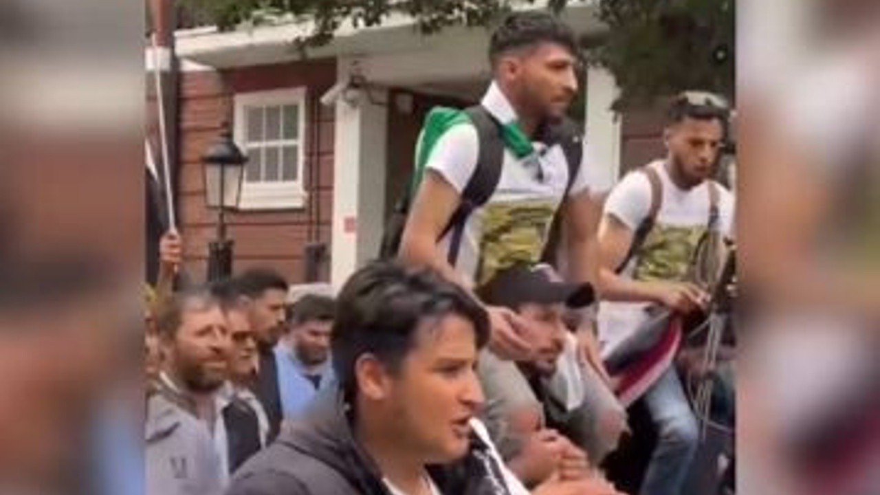 İngiltere’de müslümanlar müslümanlara lanet okudu