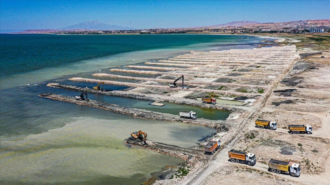 Van Gölü'nden 1 milyon 110 bin metreküp dip çamuru ve balçık çıkarıldı