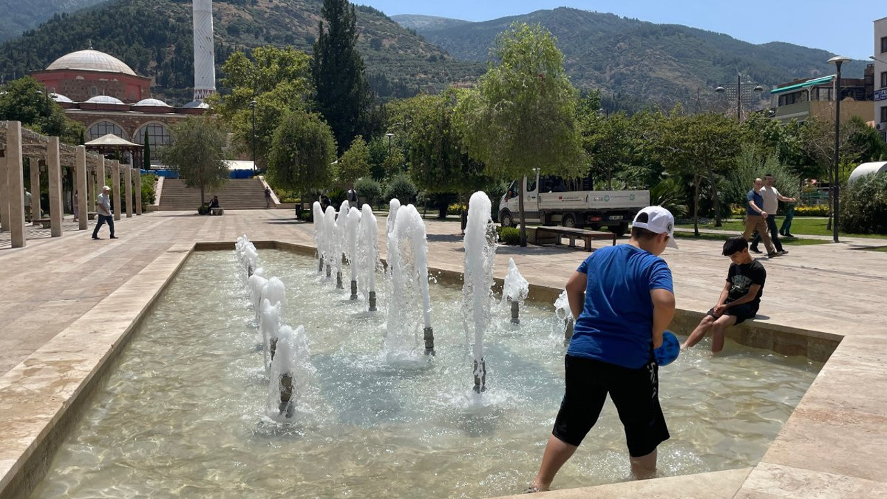 Ege'de vatandaş aşırı sıcaklardan adeta kavruldu