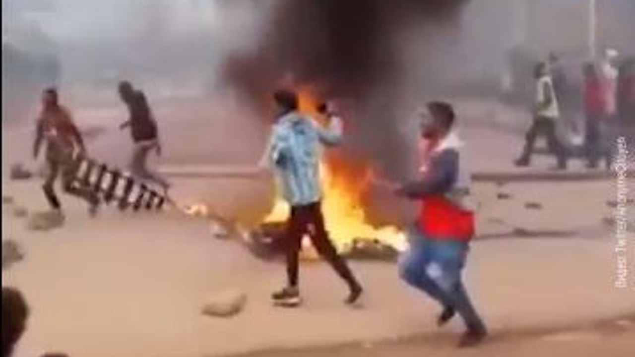 Kenya'da halk sokaklara döküldü