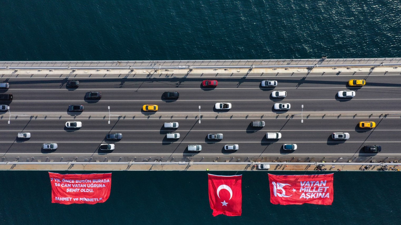 15 Temmuz Şehitler Köprüsü'ne Türk bayrağı asıldı