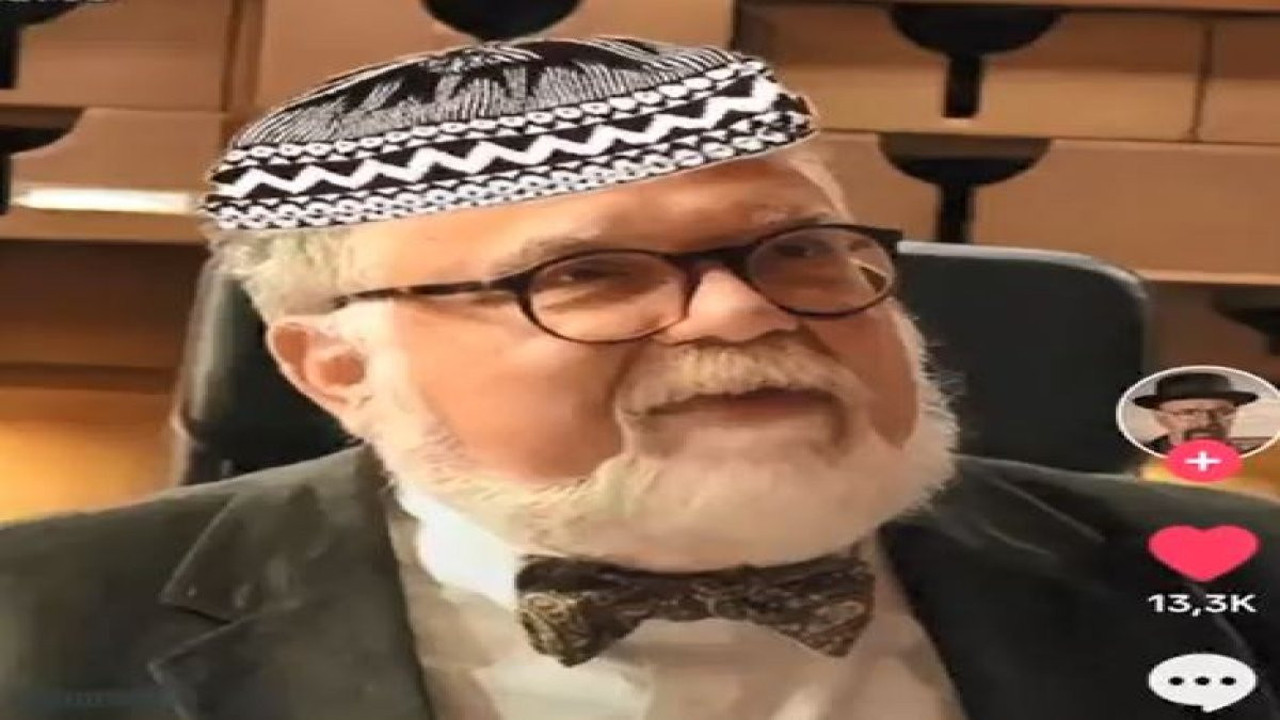 Celal Şengör’e yapay zekayla bu sefer de ihlas suresini okuttular. Geçtiğimiz günlerde ilahi söyletmişlerdi