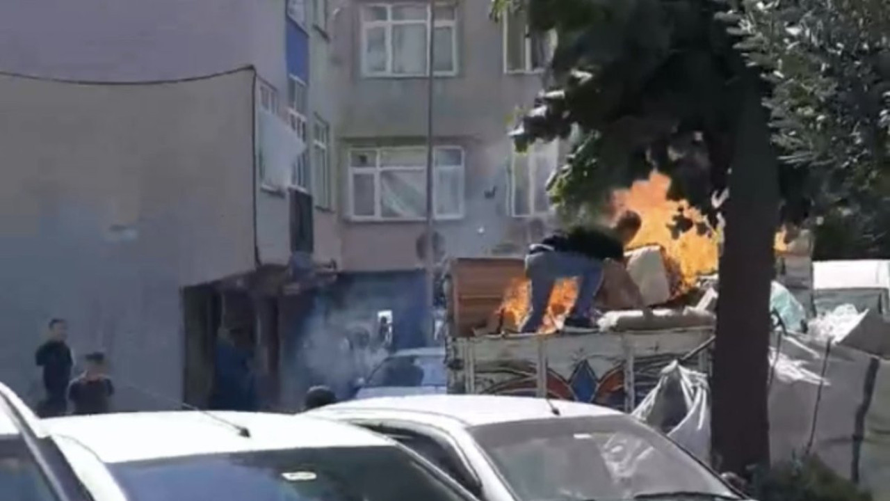 Kamyonetin kasası alev aldı. Vatandaşlar söndürmek için seferber oldu