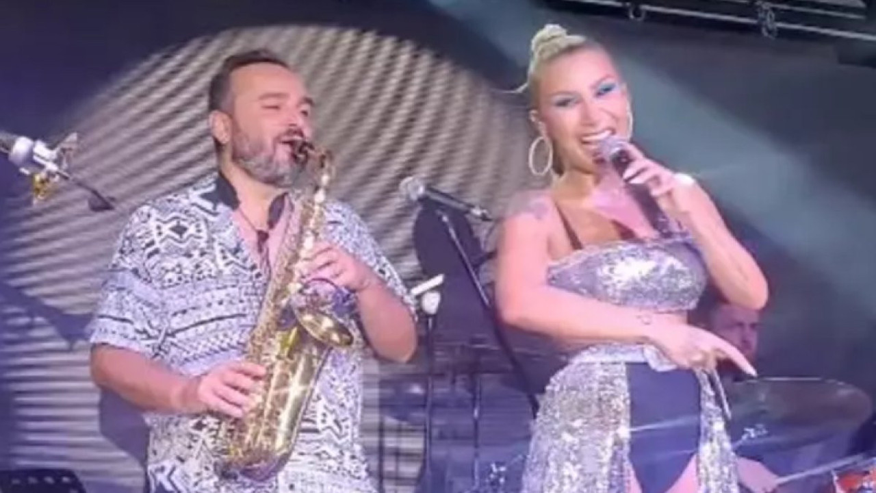 İrem Derici sahnede arkasını dönünce olay oldu.Kumaş yetmedi dedikleri bu olsa gerek