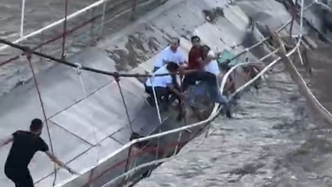 Yıkılmak üzere olan köprüden zor kurtarıldı