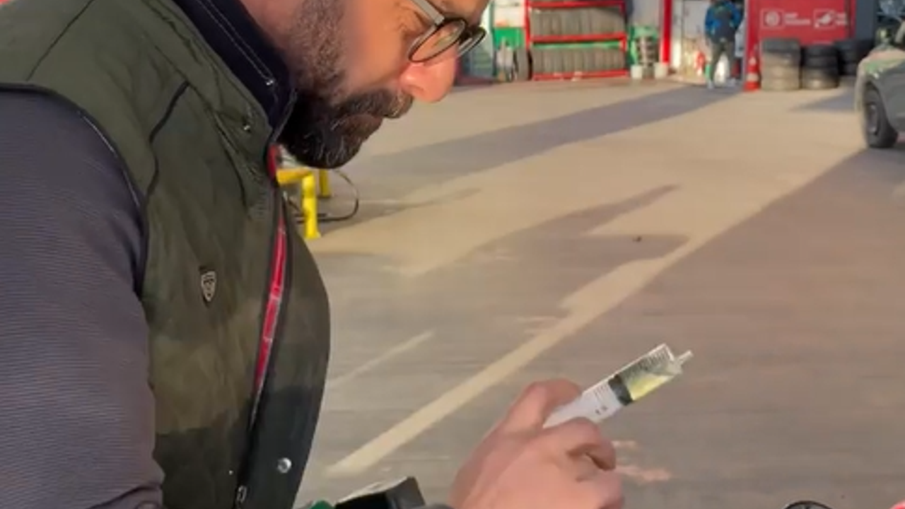 Vatandaş acınacak halde. Parası ancak bu kadar benzin almaya yetti