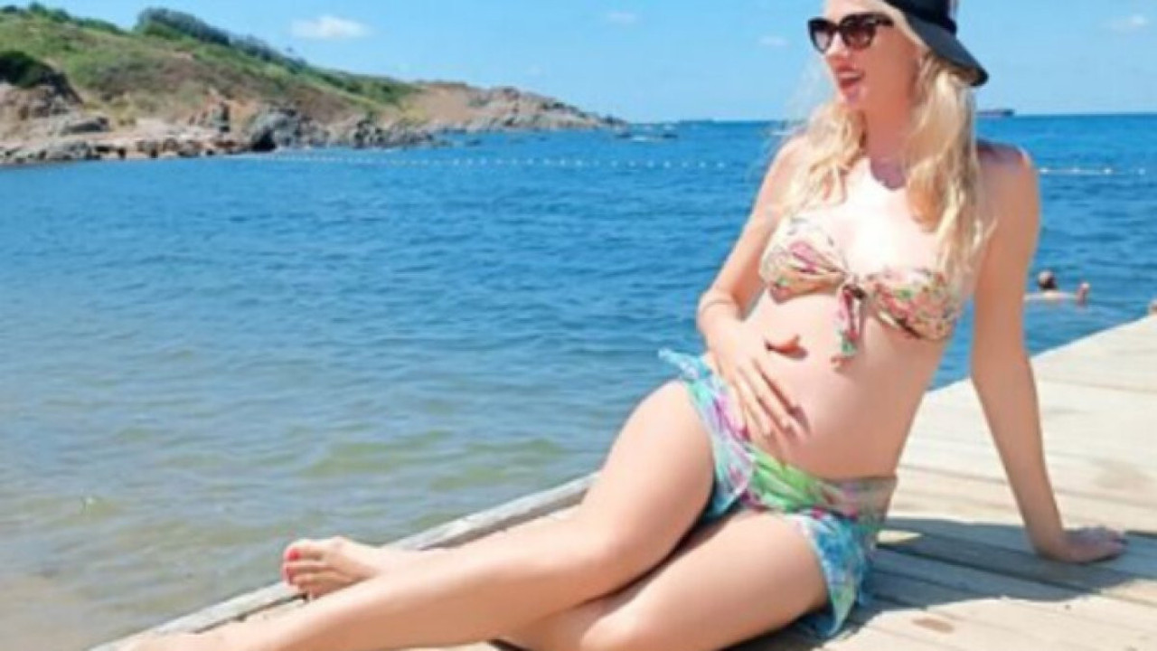 Wilma Elles'ten karnı burnunda bikinili poz