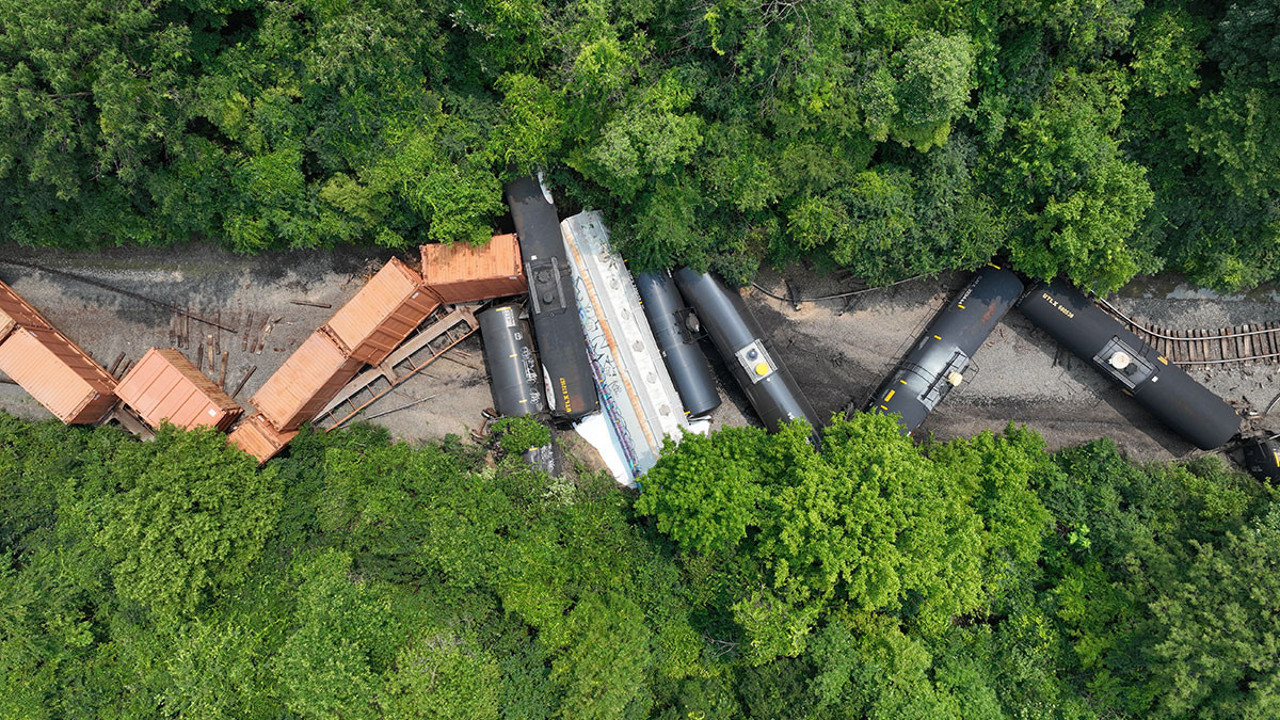 ABD'de "tehlikeli madde" taşıyan tren raydan çıktı