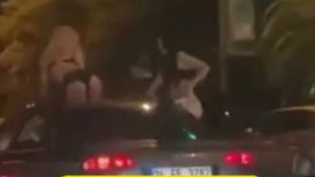 Sahil yolunda bikinili kızlar arabanın üstünde dans etti. Hikayenin sonu karakolda bitti