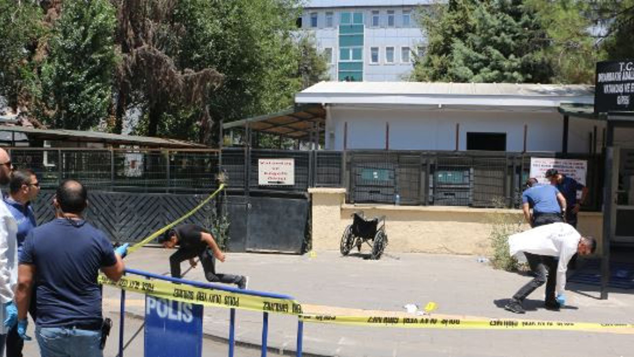 Akrabalar adliye önünde çatıştı: 3 yaralı