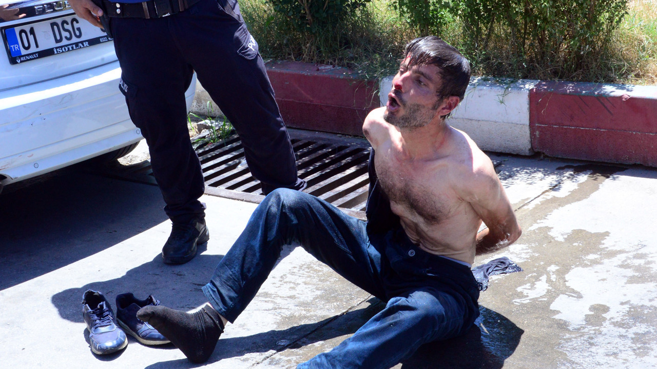 Uyuşturucu bağımlısı, 'son kez konuşma' bahanesiyle bıçakla kadını rehin aldı