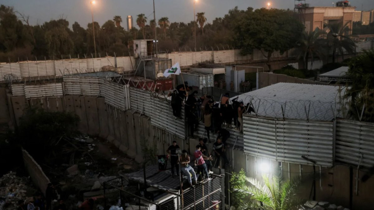Iraklı protestocular Bağdat'taki İsveç Büyükelçiliği'ni bastı