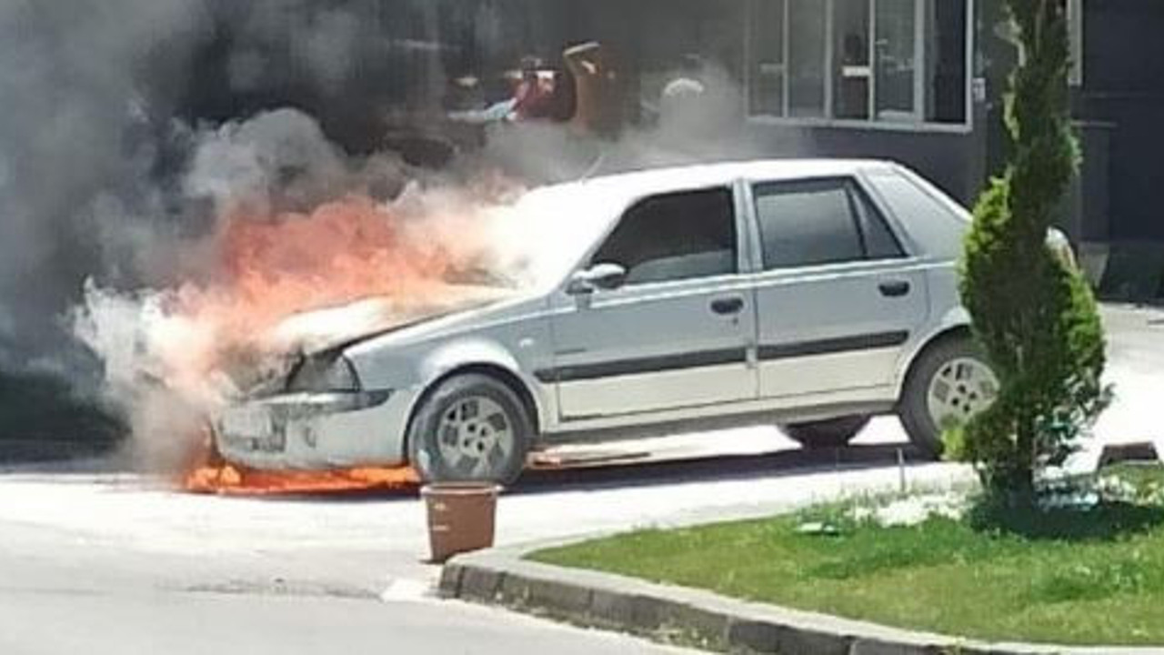 Alev alev yanan otomobilden sürücü atlayarak kurtuldu