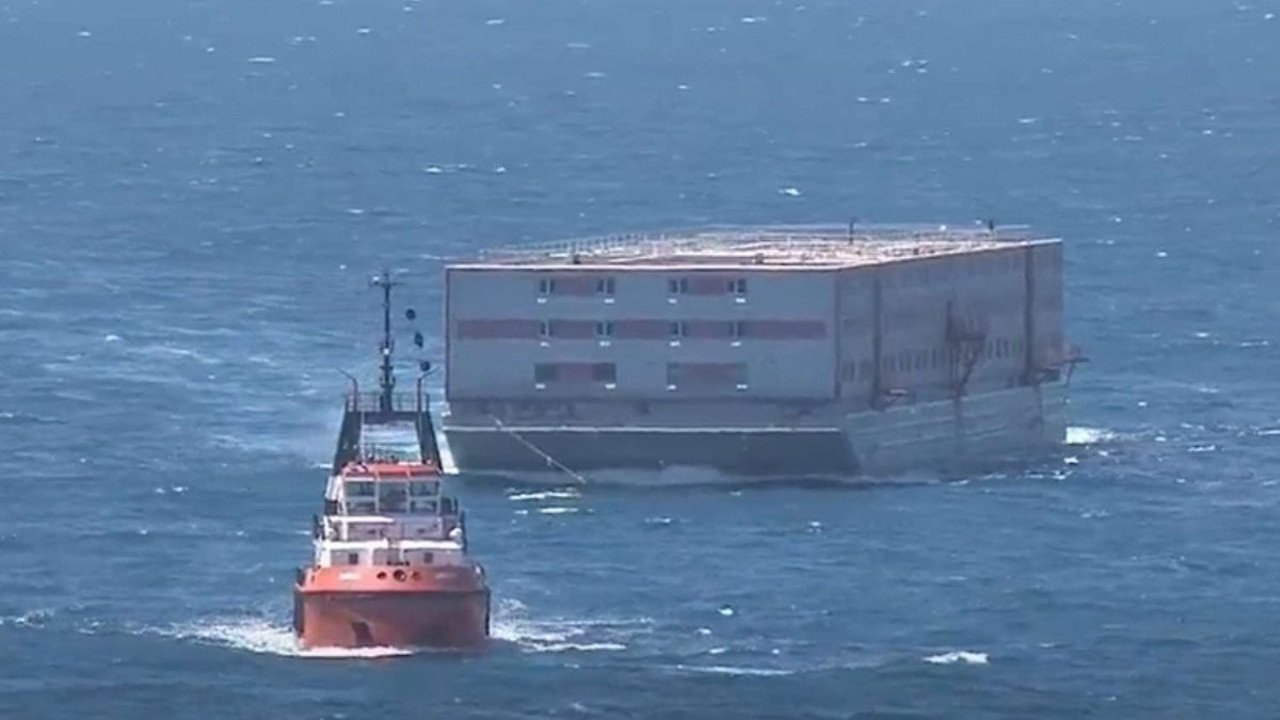 İngiltere sığınmacılar için yüzen hapishane inşa etti