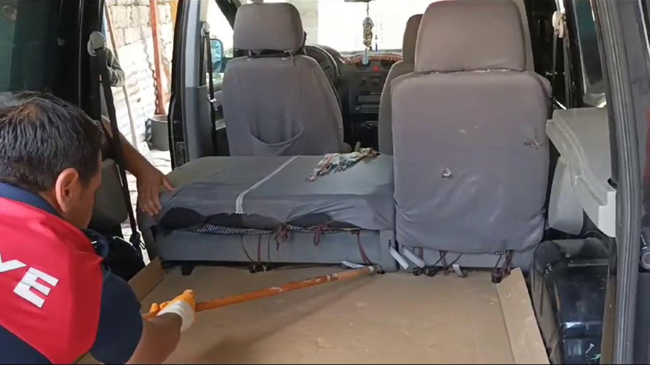 Hafif ticari araca giren yılanı itfaiye çıkardı