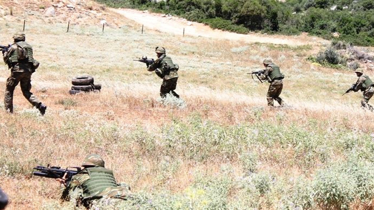 Astsubay komutanını rehin aldı