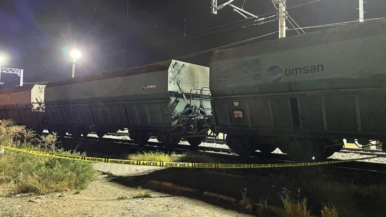 Adana'da yük treninin çarptığı kişi öldü