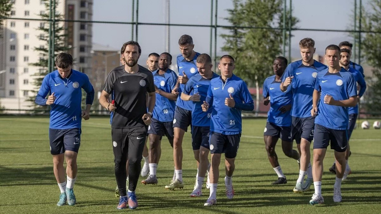 Trabzonsporlu futbolcular sahadan zor kaçtı. Antrenman yarım kaldı