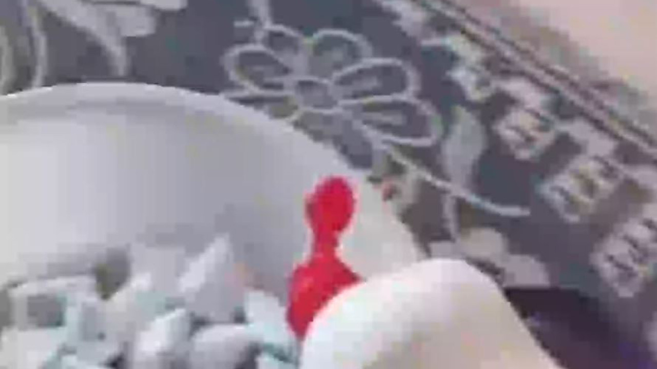 Kullanılmış bezleri deterjanla yıkayıp tekrar kullanmaya başladı