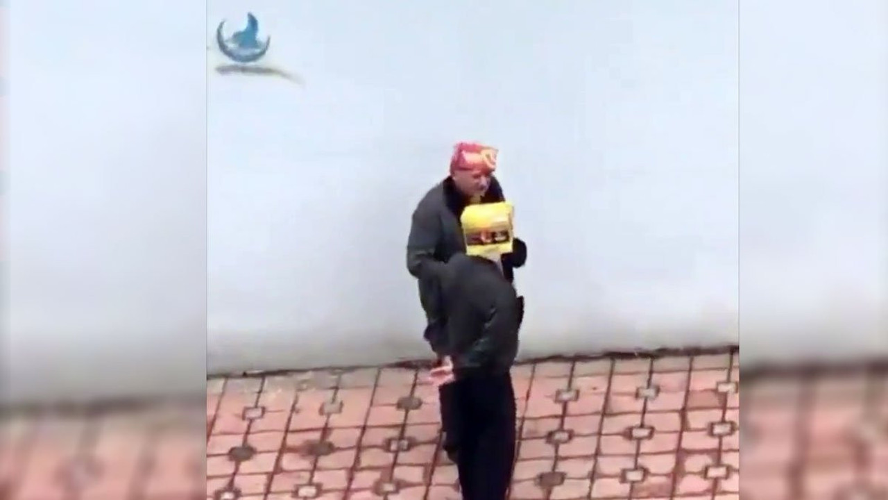 Sıcaktan korunmada gelinen son nokta. Kafaya karton kutu sırta kalın ceket