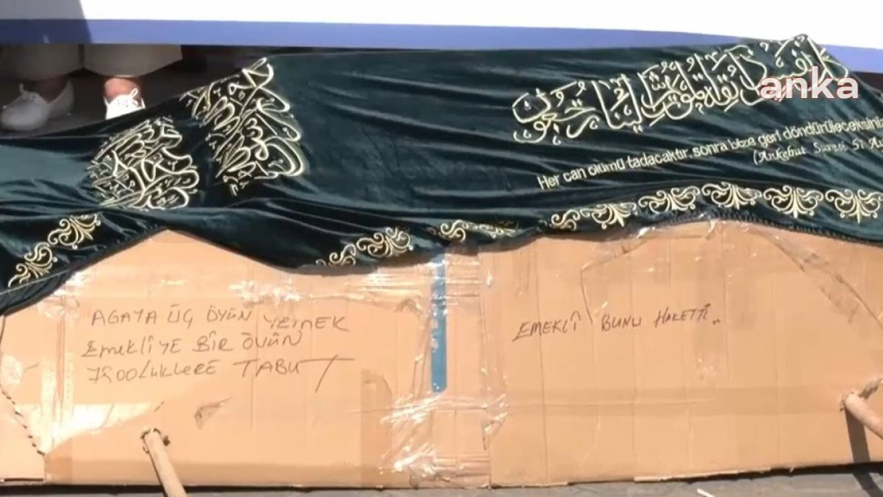 Emeklilerden yapılan son zamlar sonrası 'tabutlu' mesaj