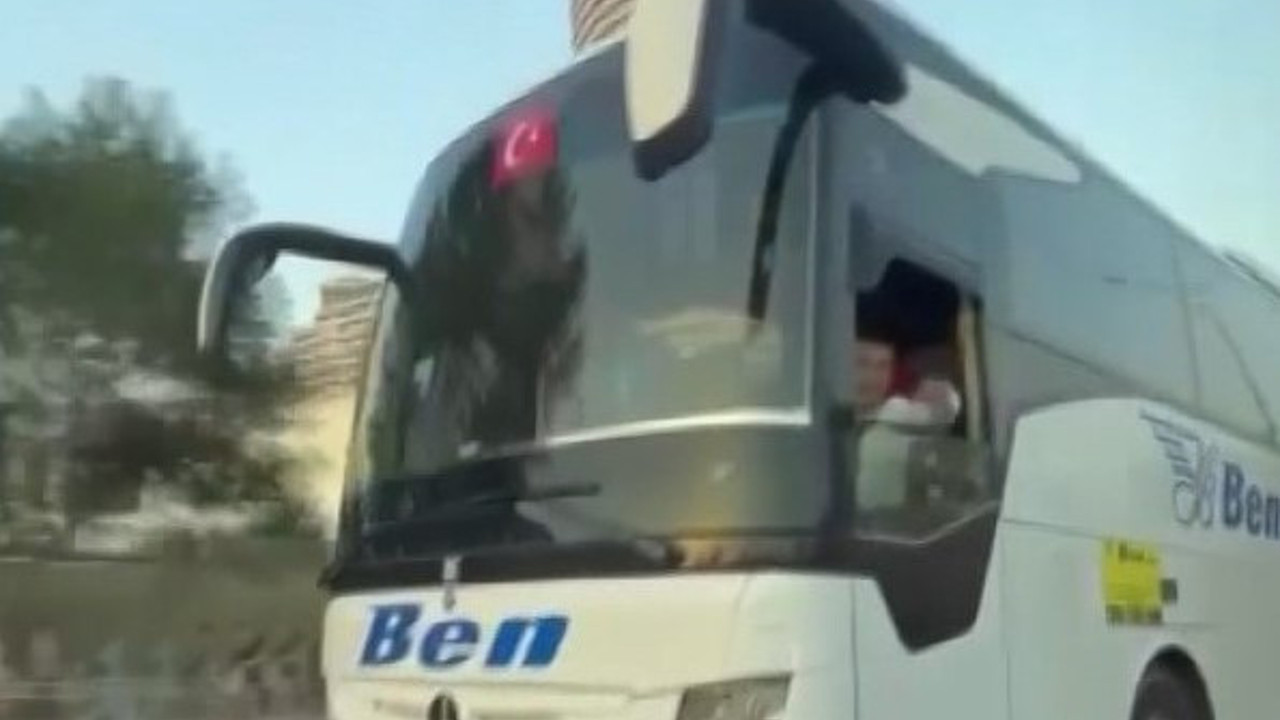 D-100'de şerit değiştirme gerginliği. Otobüs şoförü otomobile su şişesi fırlattı