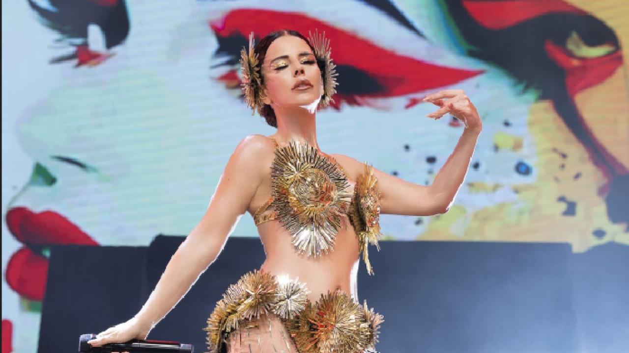 Şarkıcı Simge Sağın sahneye yılbaşı çamı gibi çıktı