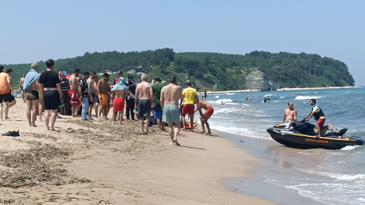 Denizde kayboldu. Jet ski ile karaya çıkarıldı. Hastanede hayatını kaybetti