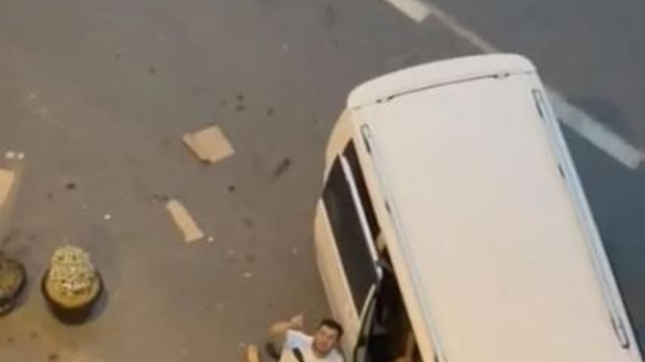 Sokak ortasında kadını bayıltana kadar dövdü