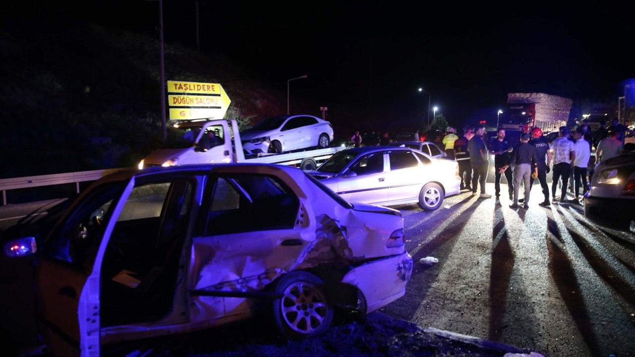 İki araç birbirine girdi. Otoyol savaş alanına döndü