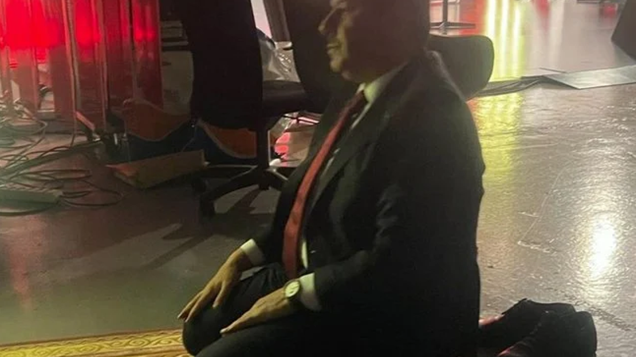 Tevfik Göksu CNN Türk stüdyosundaki namaz pozu için "Vallahi haberim yok" dedi