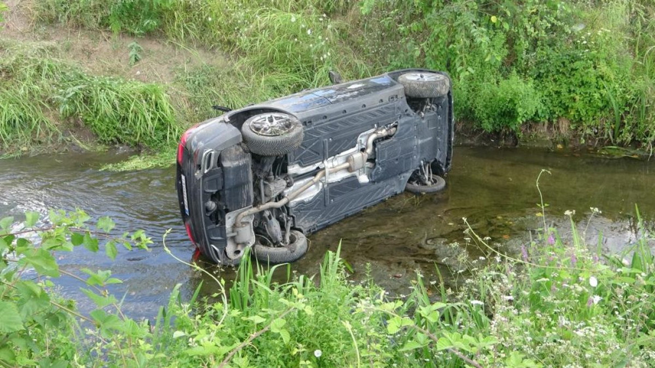 Kontrolden çıkan otomobil çaya uçtu: 4 kişi yaralandı