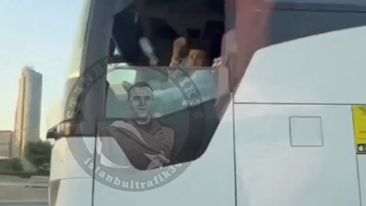 Yolcu otobüsü şoförü içinde çocuk bulunan yandaki otomobile şişe fırlattı