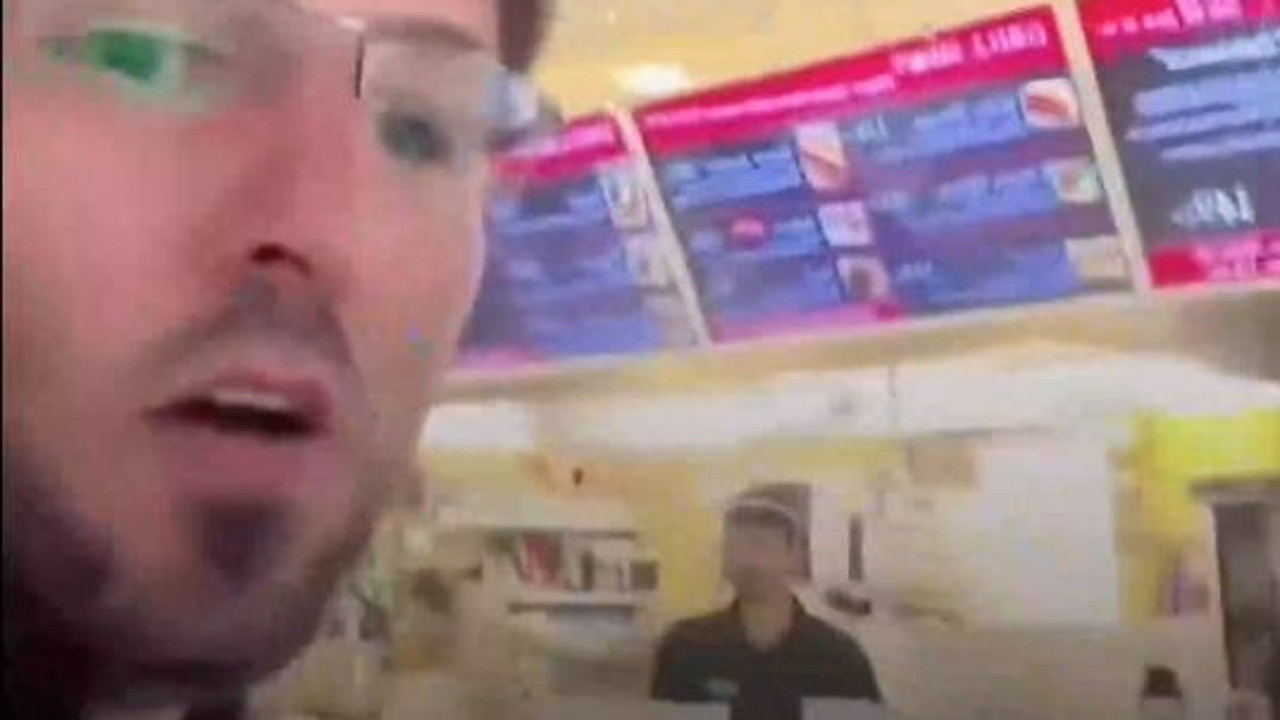 Hristiyan esnaf Kur'an yakan adamı dükkanından kovdu