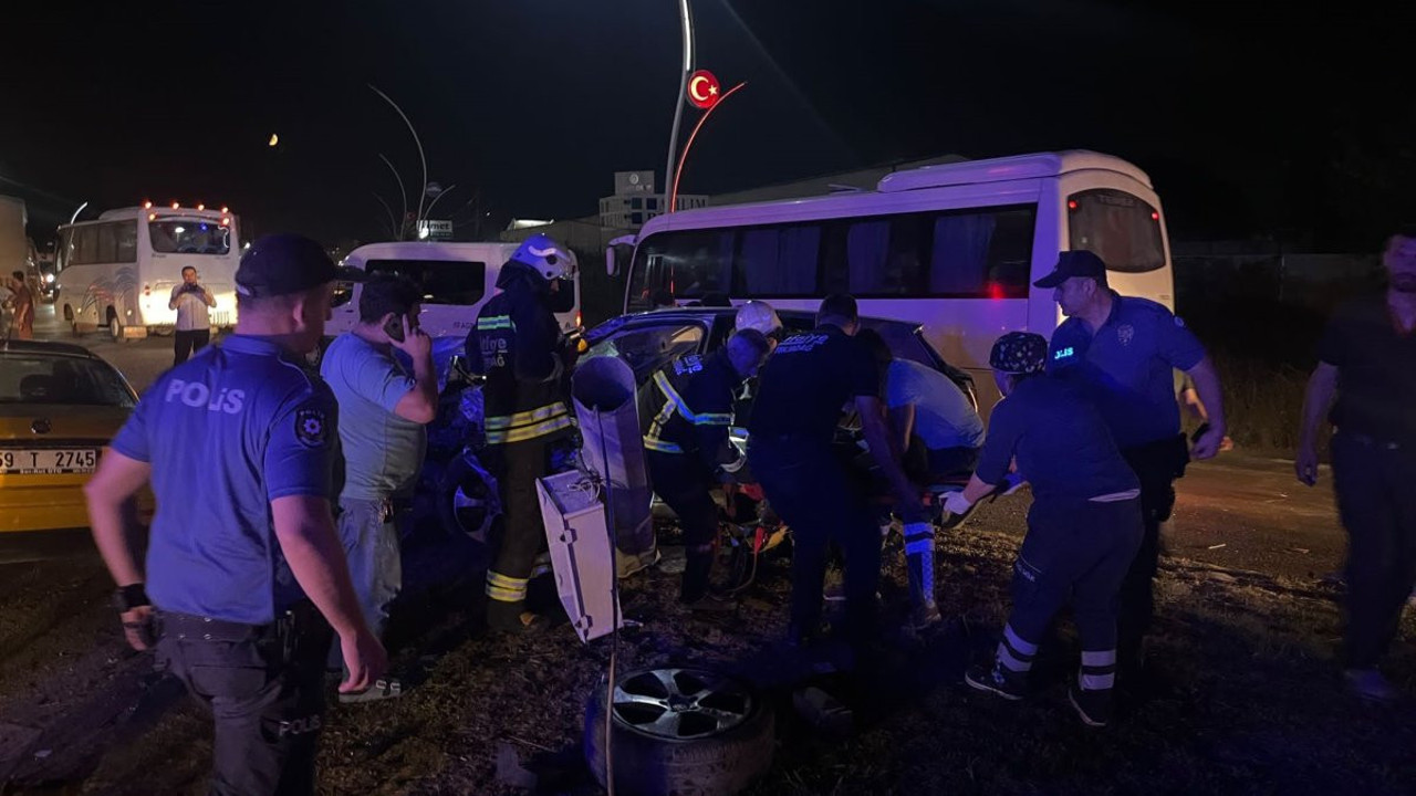 İki araç kafa kafaya çarpıştı taksinin motoru fırladı