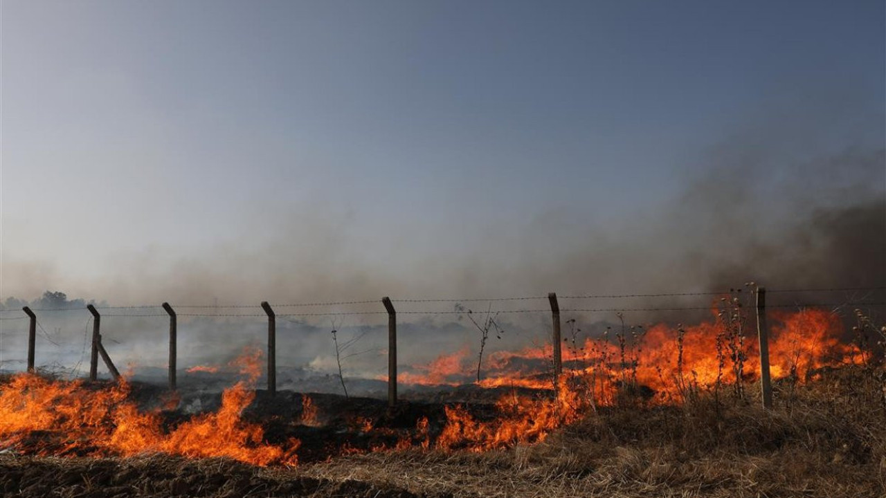 Kırklareli'deki tarla yangını İstanbul yönündeki trafiği felç etti