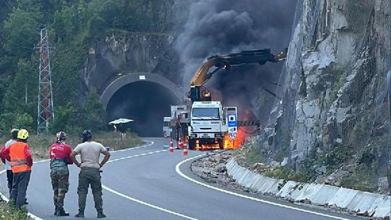 Karadeniz-Akdeniz Yolu’nda kayalıklara tel çeken vinç alev alev yandı