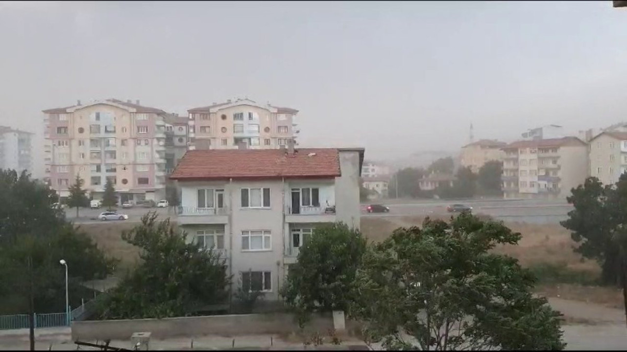 Parktaki çocuklar çığlık çığlığa kaçıştı. Sungurlu'da kum fırtınası paniği