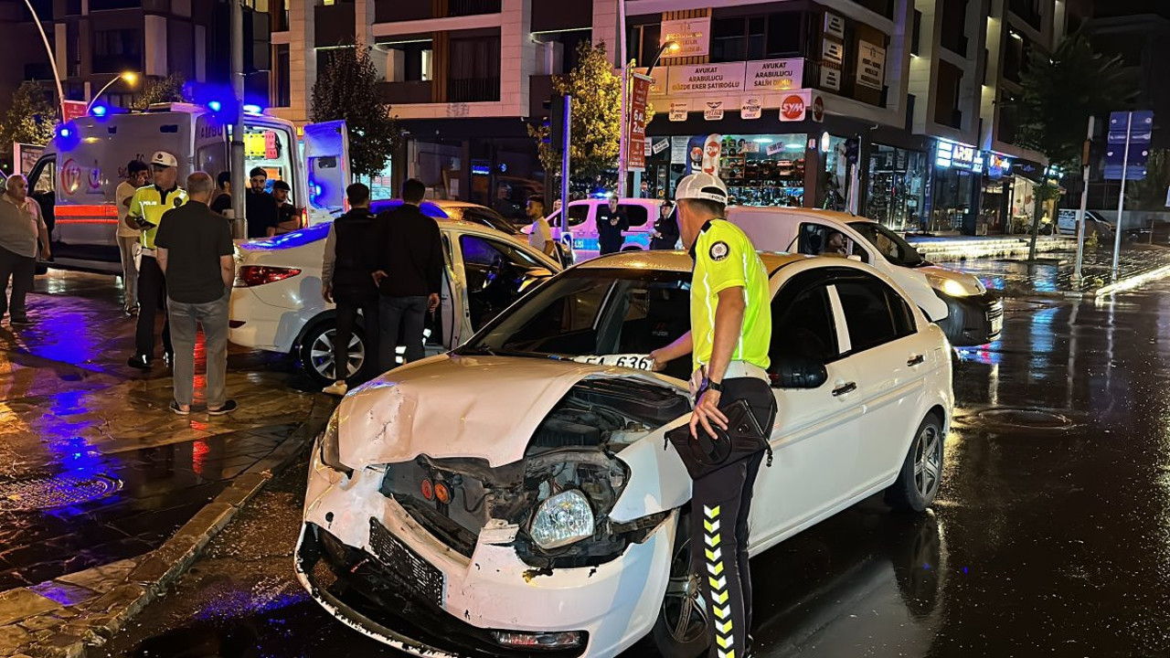 Kayganlaşan yolda iki otomobil çarpıştı