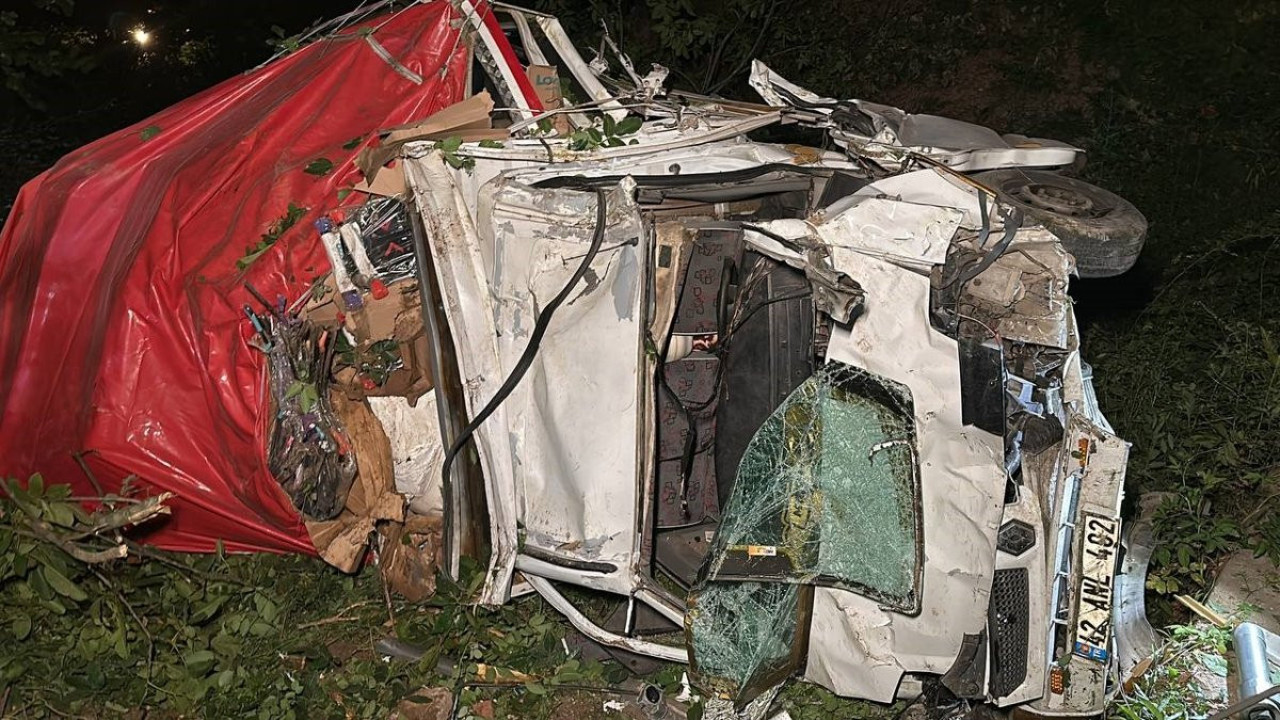 Dere yatağına uçan kamyonda sıkışıp kaldılar