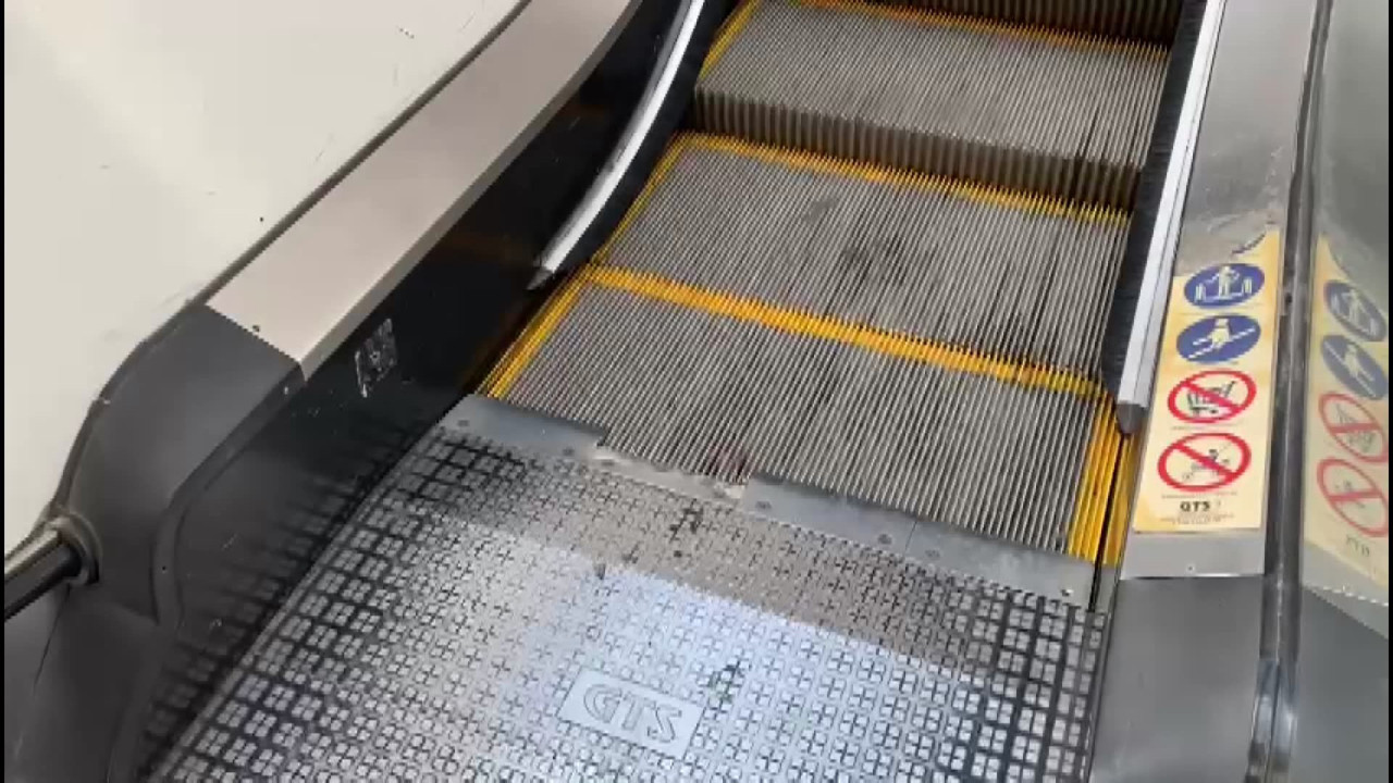 6 yaşındaki çocuğun parmağı yürüyen merdivenlere sıkıştı