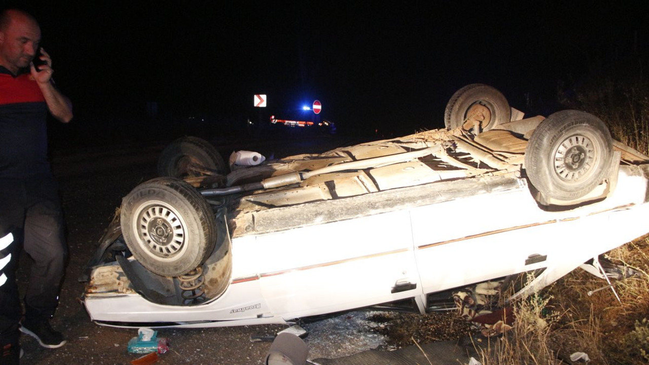 Bilecik'te aile faciasının eşiğinden dönüldü. Takla atan otomobilin içinden yaralı kurtuldular