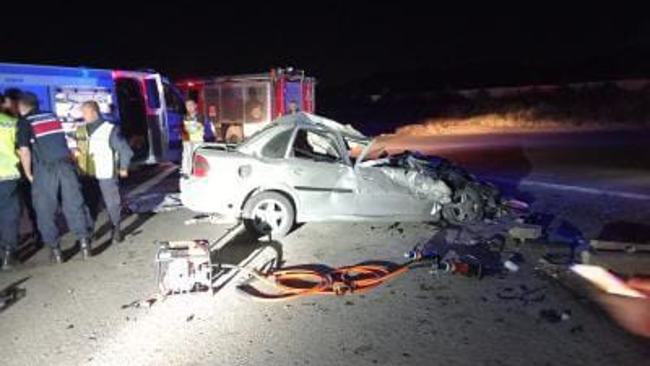 Kamyonetle otomobil çarpıştı: Ölü ve yaralılar var