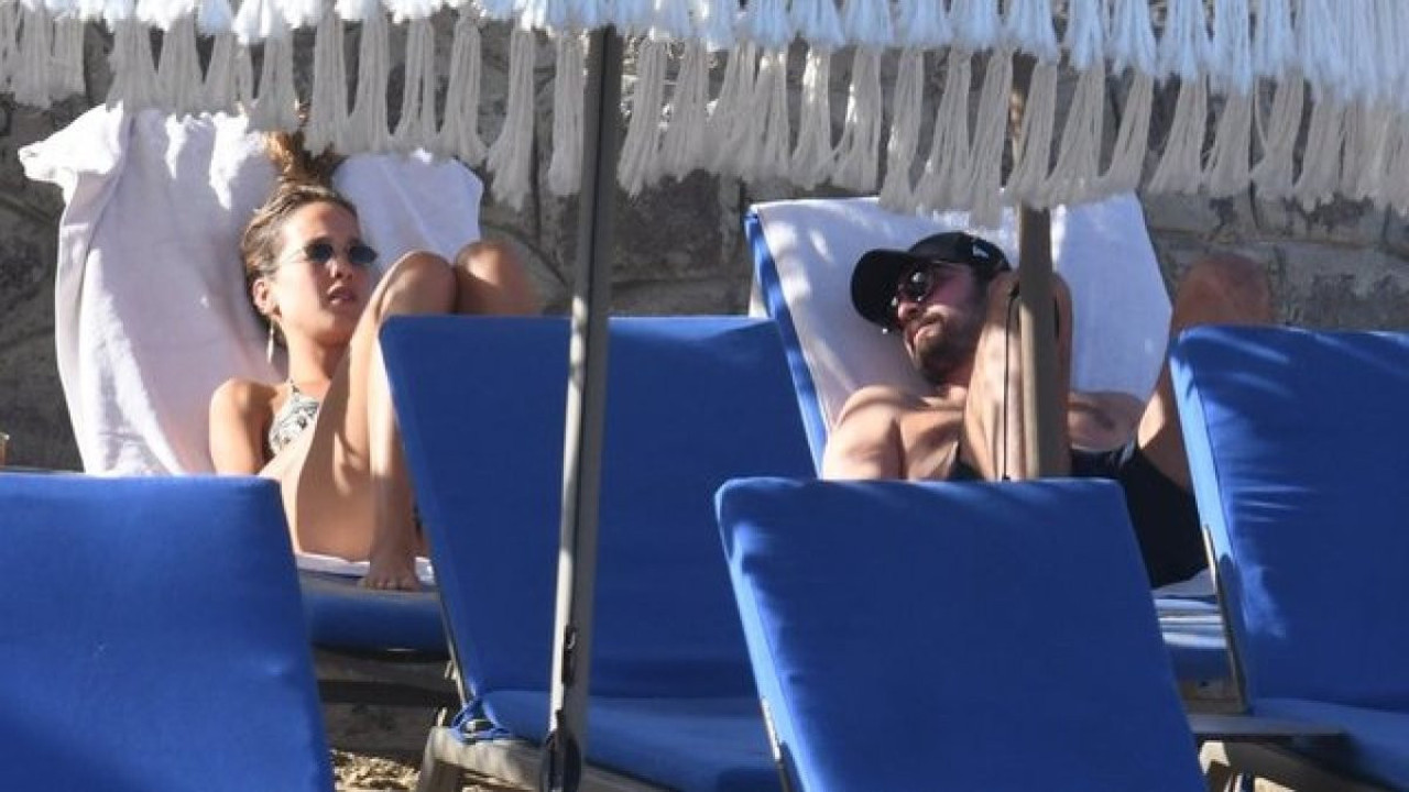 Ünlü oyuncular Birkan Sokollu ve Eda Gürkaynak tatilde şezlong romantizmi yaşadı