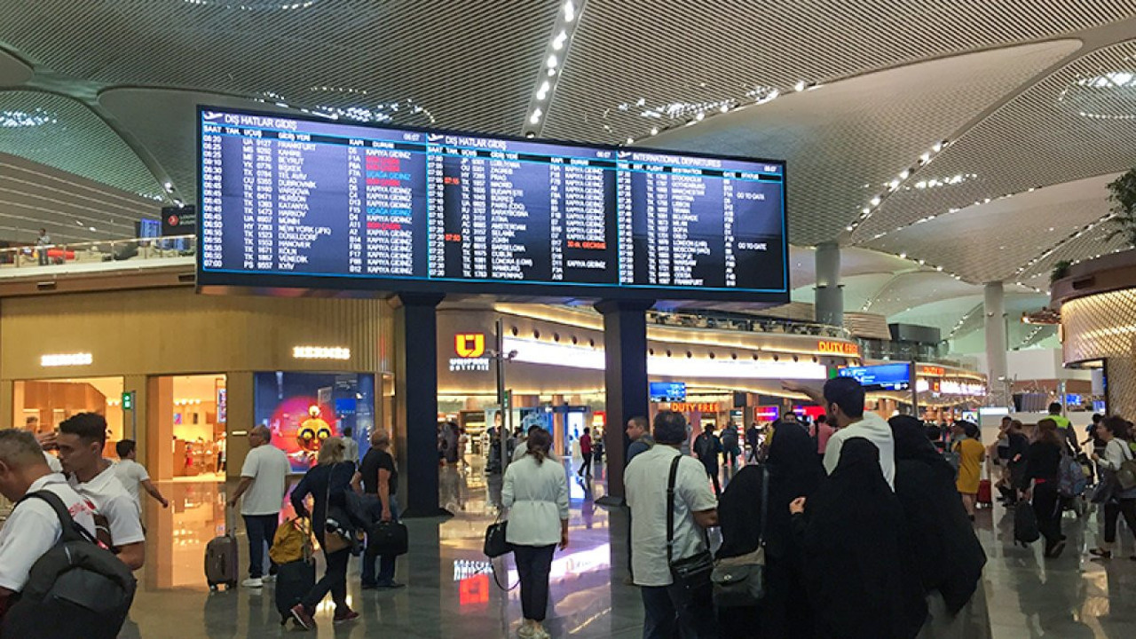 Yüz binlerce vatandaş Türkiye'yi terk etti. Yurt dışına göç edenlerde son yedi yılın rekoru