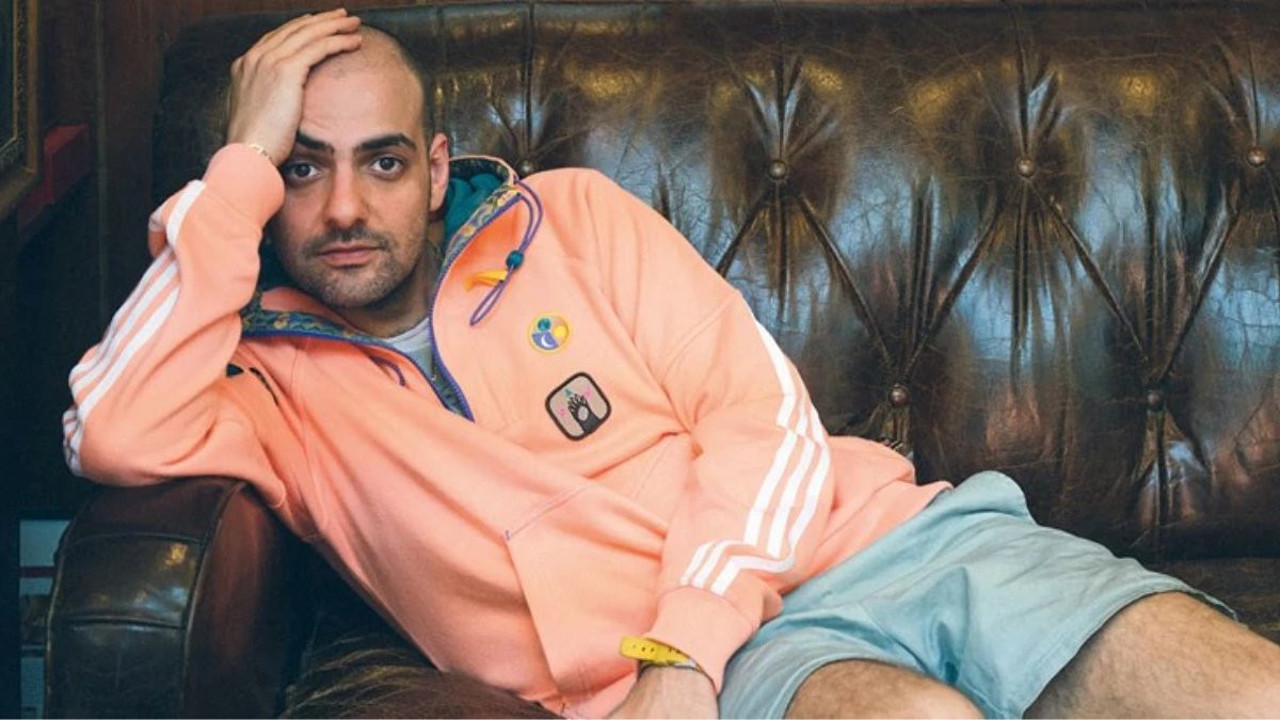 Oyuncu Bartu Küçükçağlayan konsere etekle çıkınca seyirciler sahneye iç çamaşırı fırlattı