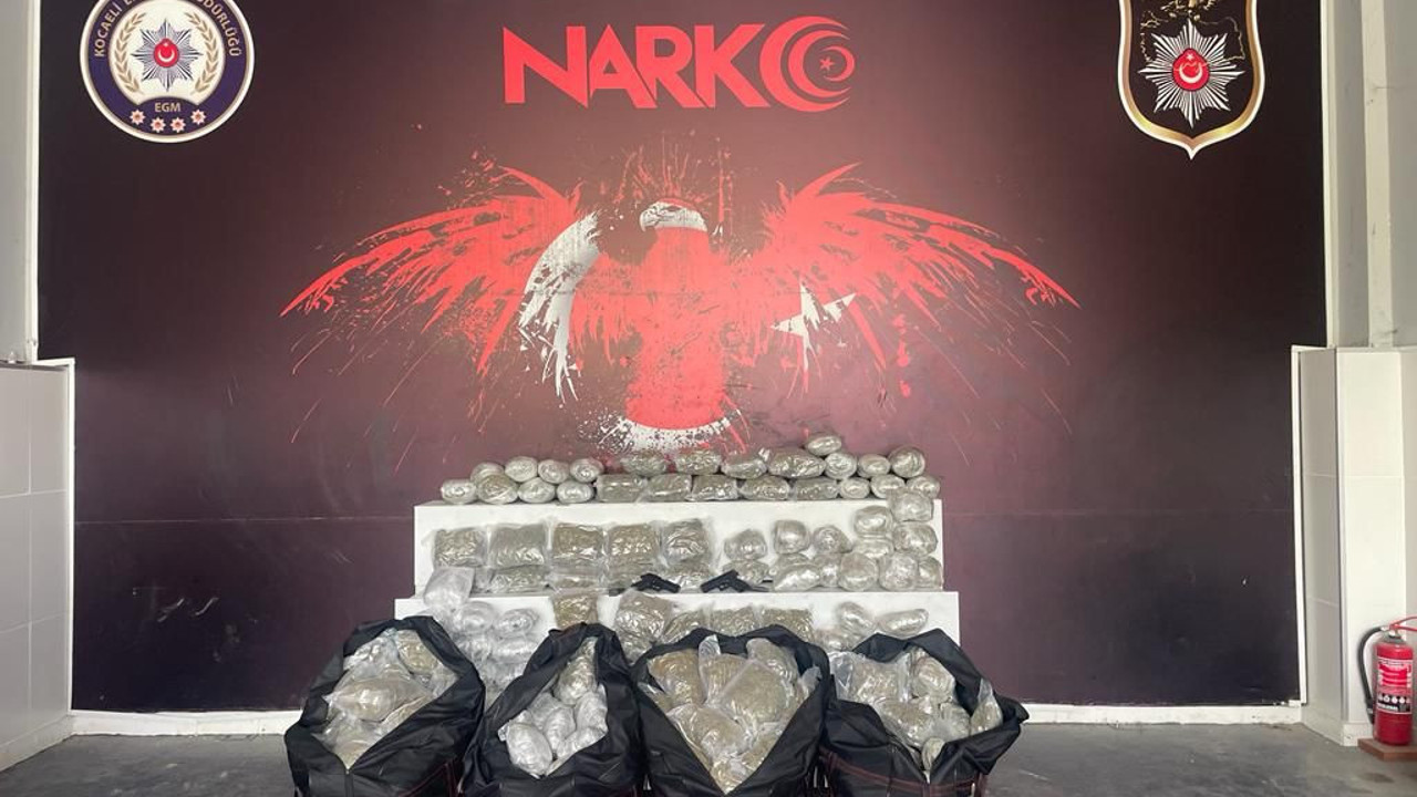 Dur ihtarına uymayan araçtan yüzlerce kilo uyuşturucu çıktı