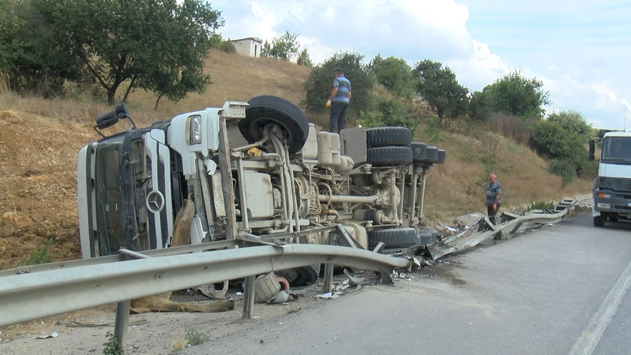 Hafriyat kamyonu bariyerlerin üzerine devrildi