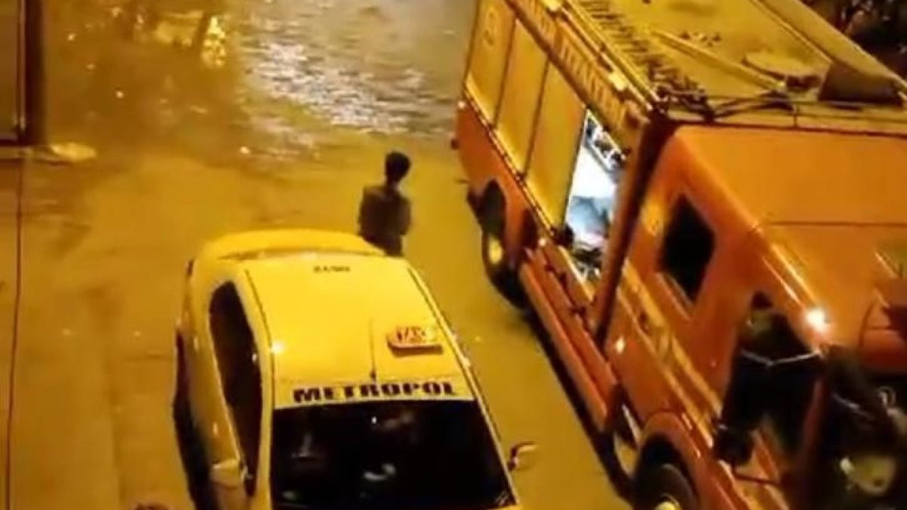 Çocuklarını kucaklarına alıp yangından kaçtılar