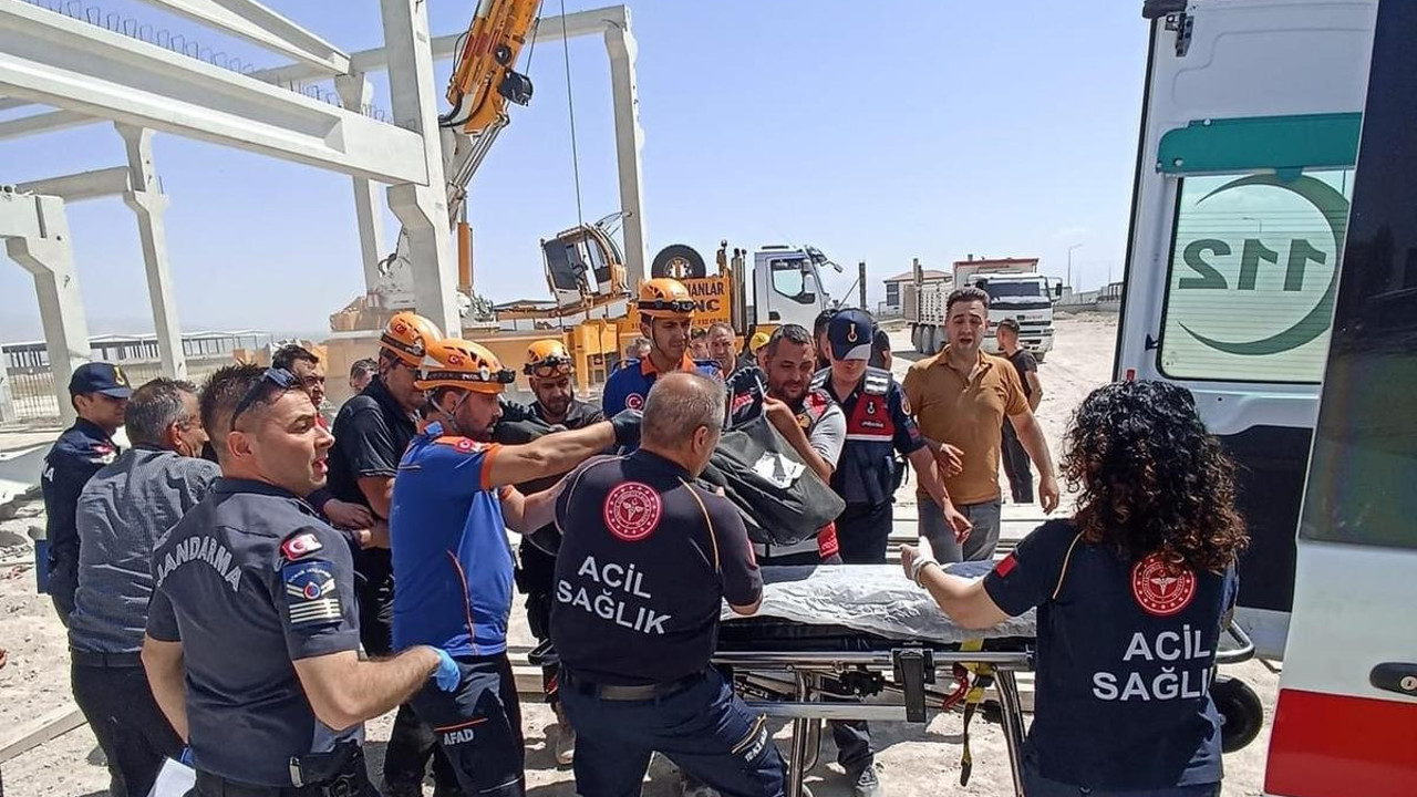 Fabrika inşaatında üzerine beton kiriş düşen işçi hayatını kaybetti